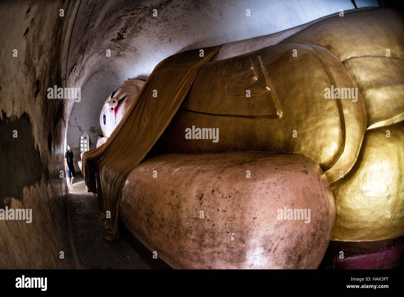 BAGAN, Myanmar - il tempio di Manuha si erge come una struttura unica tra gli antichi siti religiosi di Bagan. Costruito nel 1059 dal prigioniero Mon King Manuha, questo tempio presenta tre grandi statue di Buddha sedute e un enorme Buddha reclinato. L'interno angusto, in contrasto con le colossali immagini di Buddha, si dice simboleggiasse il disagio del re in cattività. Foto Stock