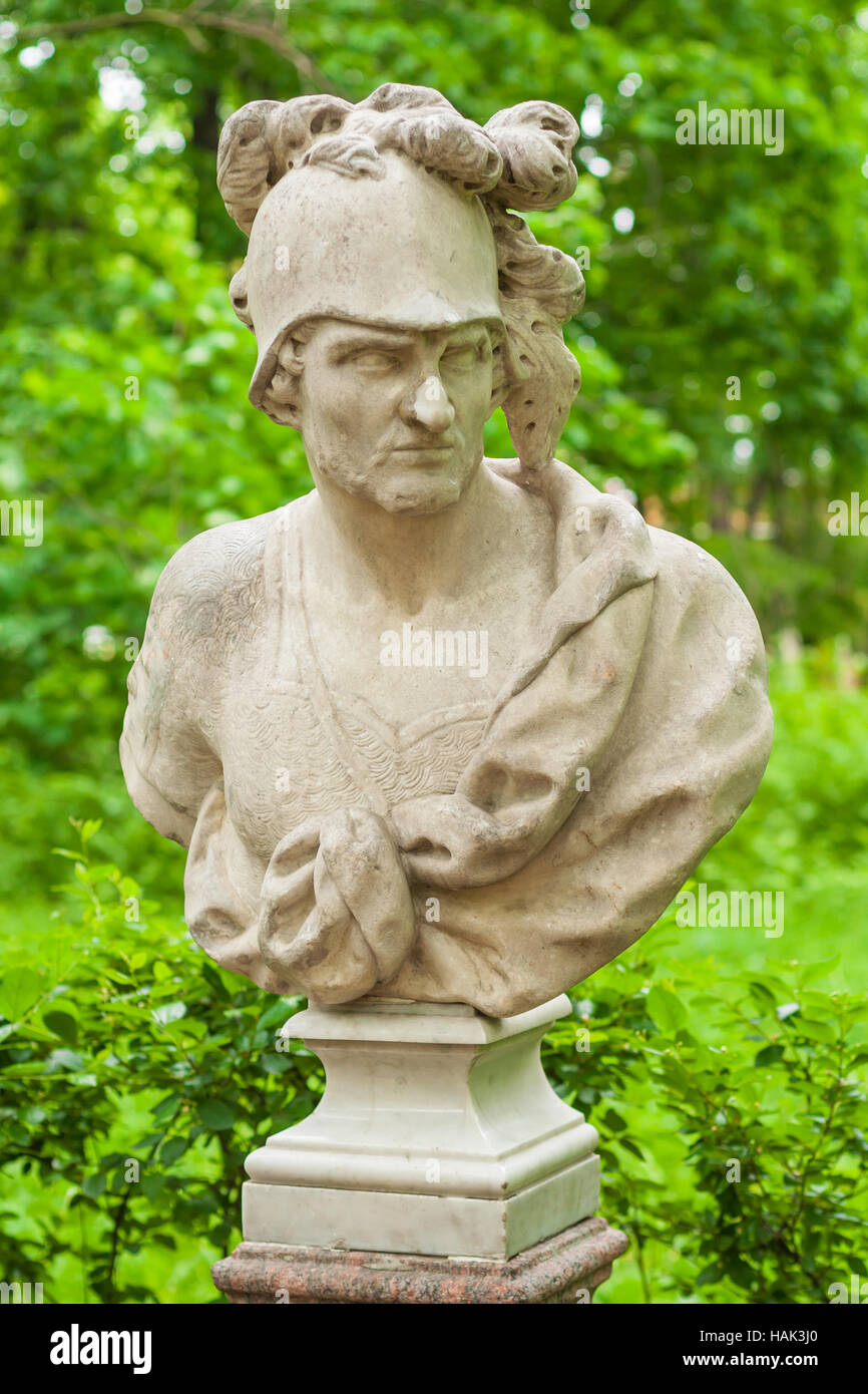 Busto scultoreo del dio Marte nel giardino estivo, San Pietroburgo Foto Stock