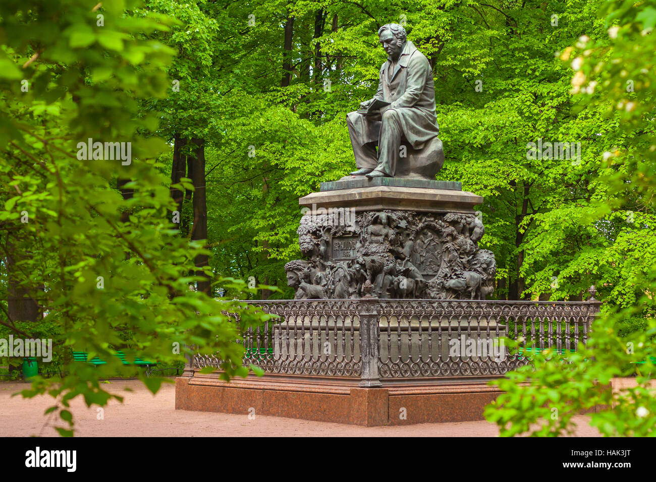 Il monumento a Ivan Krylov dello scultore Pietro Klodt 1855 nel giardino estivo (Letniy SAD), San Pietroburgo Foto Stock