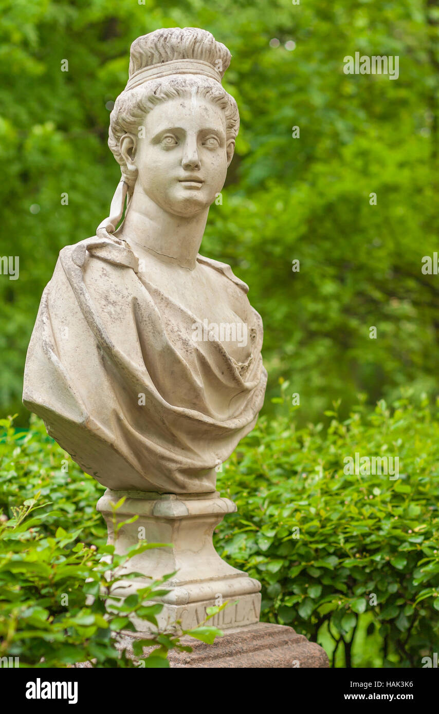 Busto scultoreo di Camilla - figlia Metab re nel giardino estivo, San Pietroburgo Foto Stock