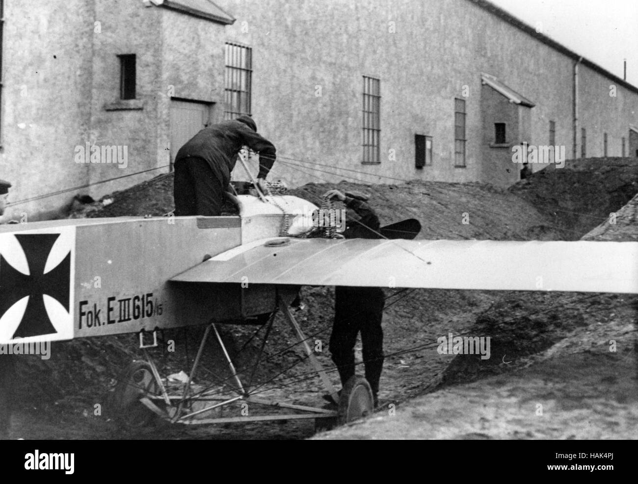 WW1 meccanica tedesca preparazione della prova di Spandau mitragliatrice su un Fokker E.III probabilmente inizio 1916 come le insegne croce indica. Posizione sconosciuta Foto Stock