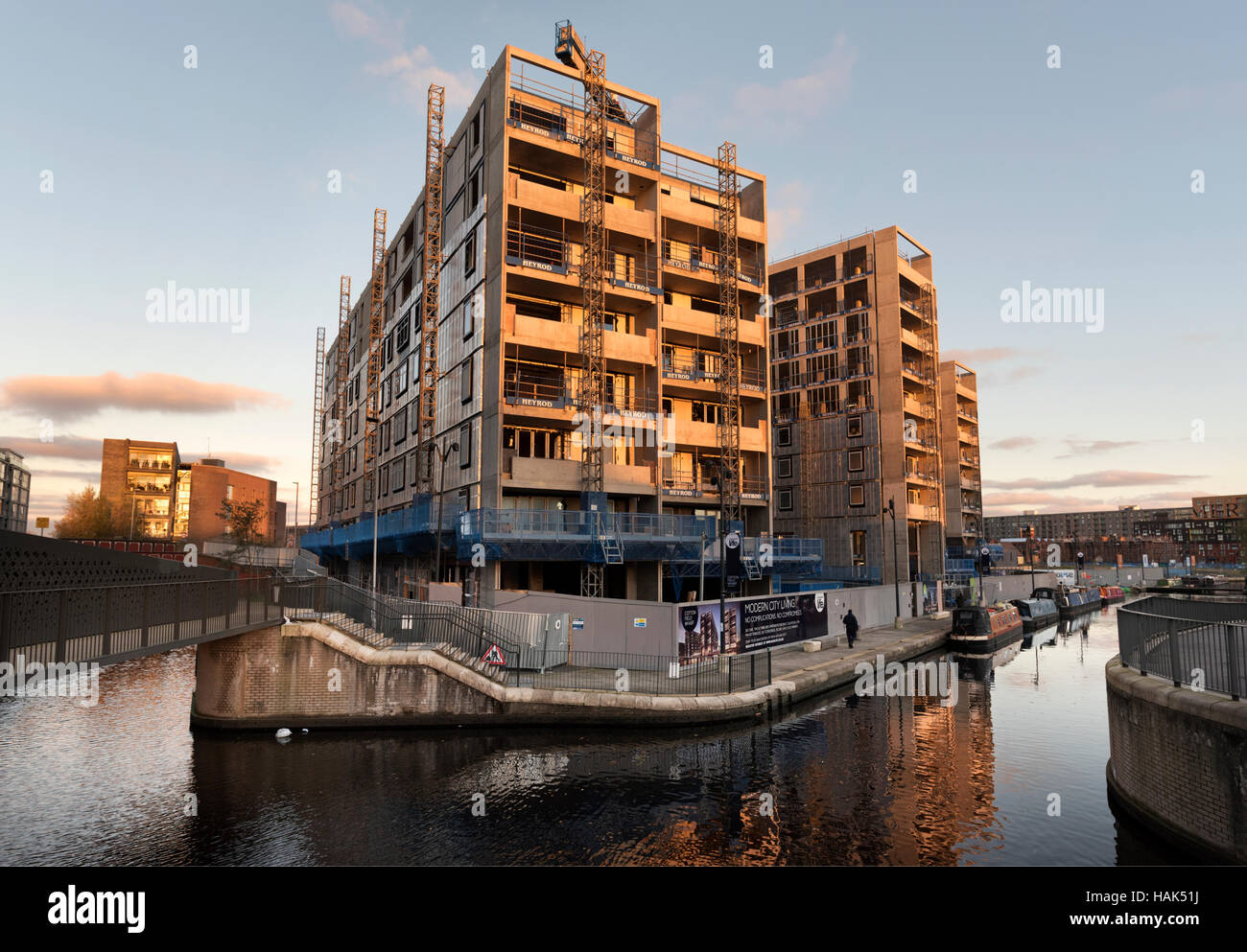 Nuovo edificio dal Rochdale Canal, Ancoats, Manchester, Regno Unito Foto Stock