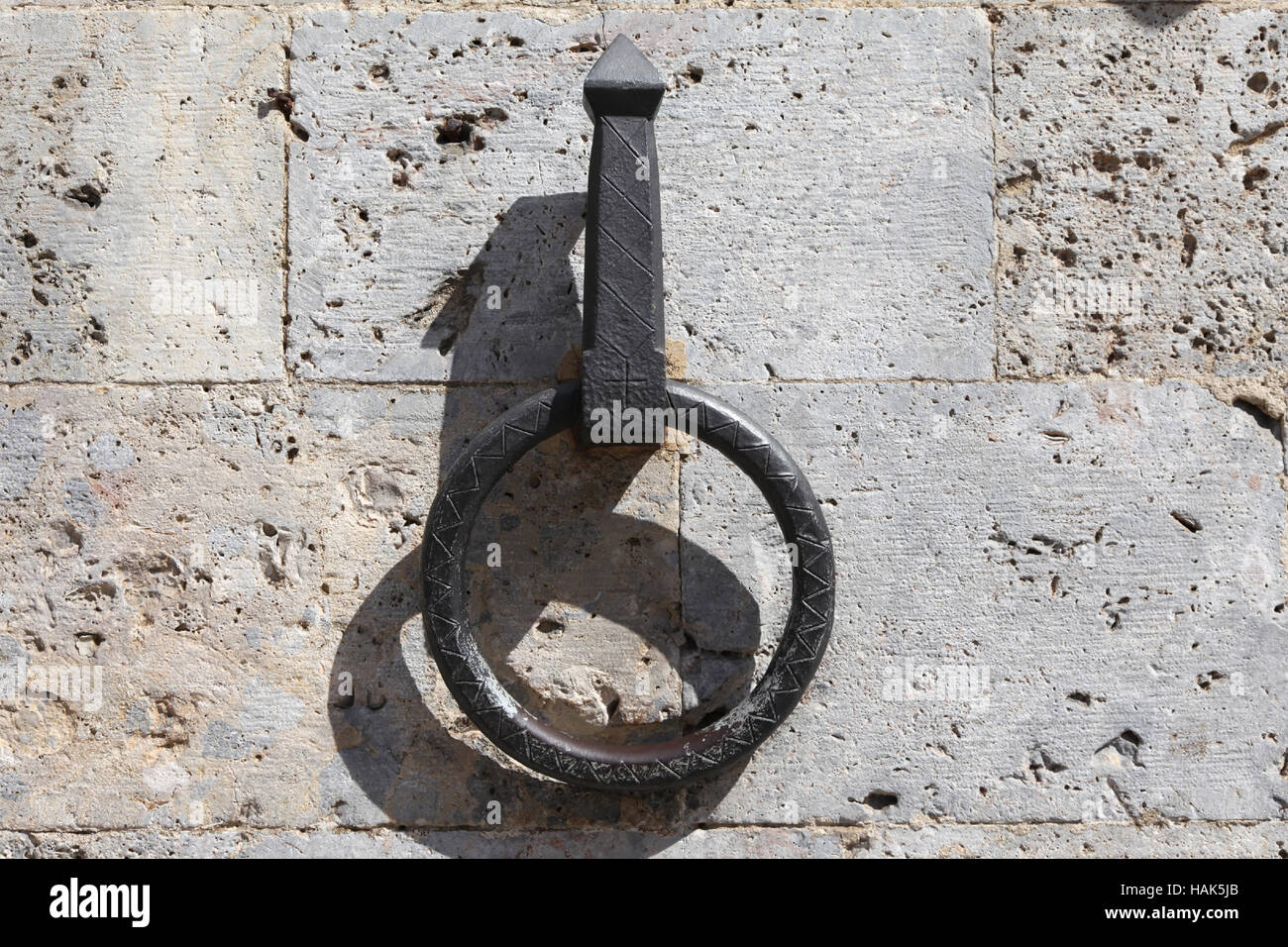 Il vecchio anello di metallo su una parete bianca. Edificio storico in Italia Foto Stock