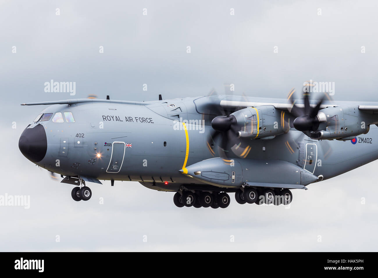 A400M Atlas riempie il telaio come si entra in terra al 2016 Royal International Air Tattoo di Fairford RAF. Foto Stock