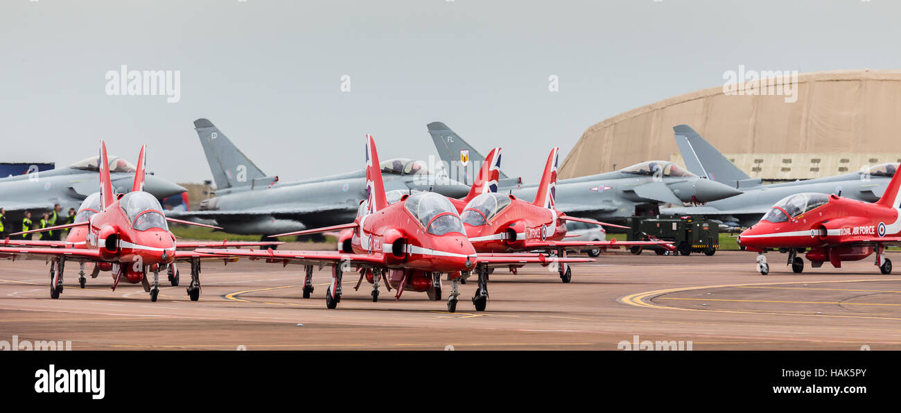 Le frecce rosse taxi di fronte quattro tifoni al 2016 Royal International Air Tattoo di Fairford RAF. Foto Stock