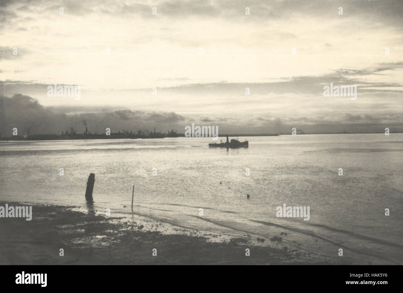 Fotografia vintage. Vista del fiume Volga? E il porto fluviale di sera, Russia Foto Stock