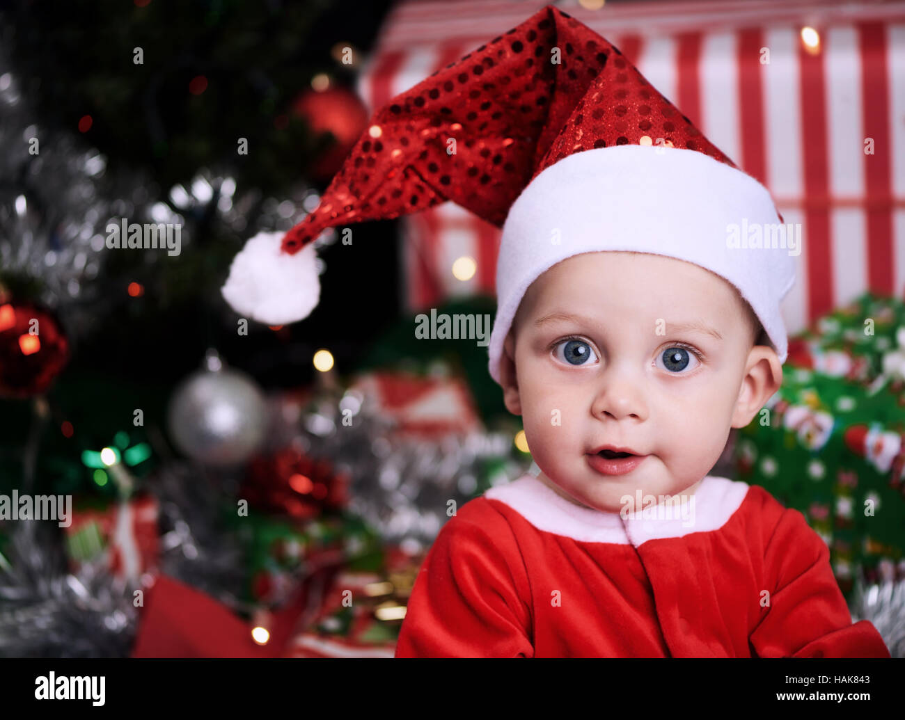Babbo Natale baby nel pensiero guardando la telecamera Foto Stock