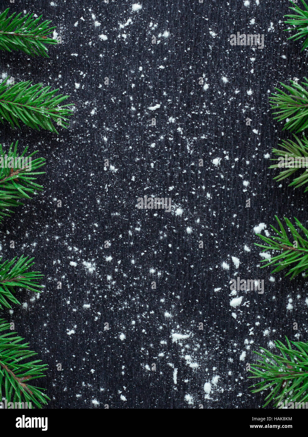 Natale e Anno Nuovo vacanze inverno snowbound spazio nero con sfondo verde abete rami Foto Stock