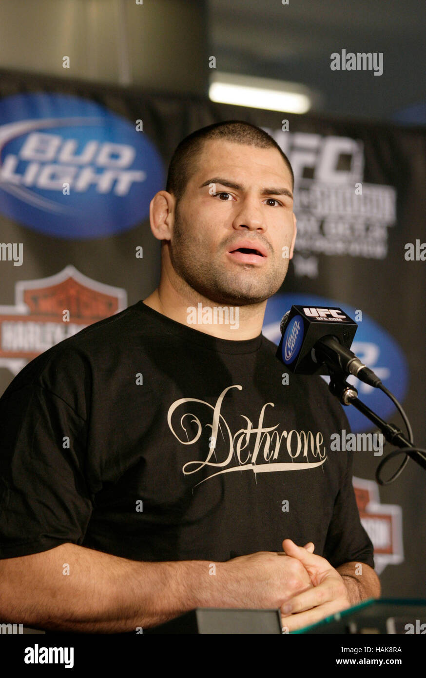 UFC fighter Cain Velasquez nel corso di una conferenza stampa a Los Angeles, la California il 22 ottobre 2009. Foto di Francesco Specker Foto Stock