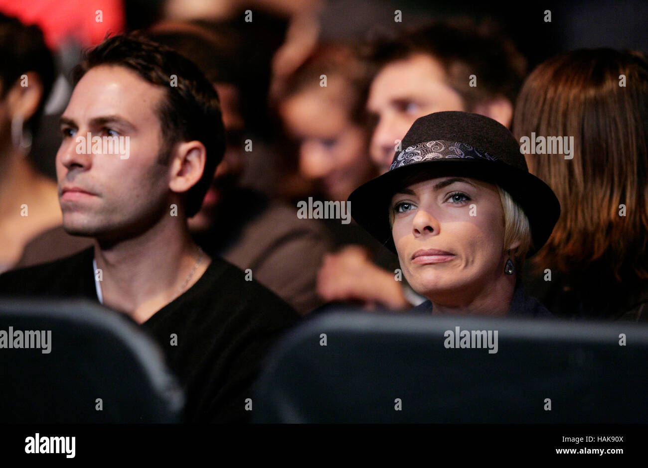 Jaime Pressly e Simran Singh, di sinistra, UFC 104 al Staples Center di Los Angeles, California, il 24 ottobre 2009. Foto di Francesco Specker Foto Stock