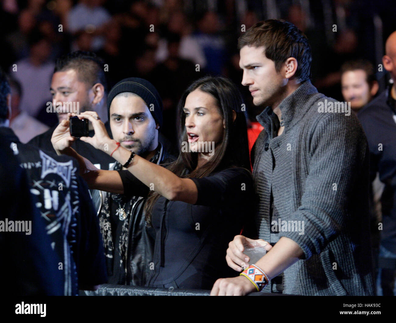 Ashton Kutcher e Demi Moore in UFC 104 al Staples Center di Los Angeles, California, il 24 ottobre 2009. Foto di Francesco Specker Foto Stock