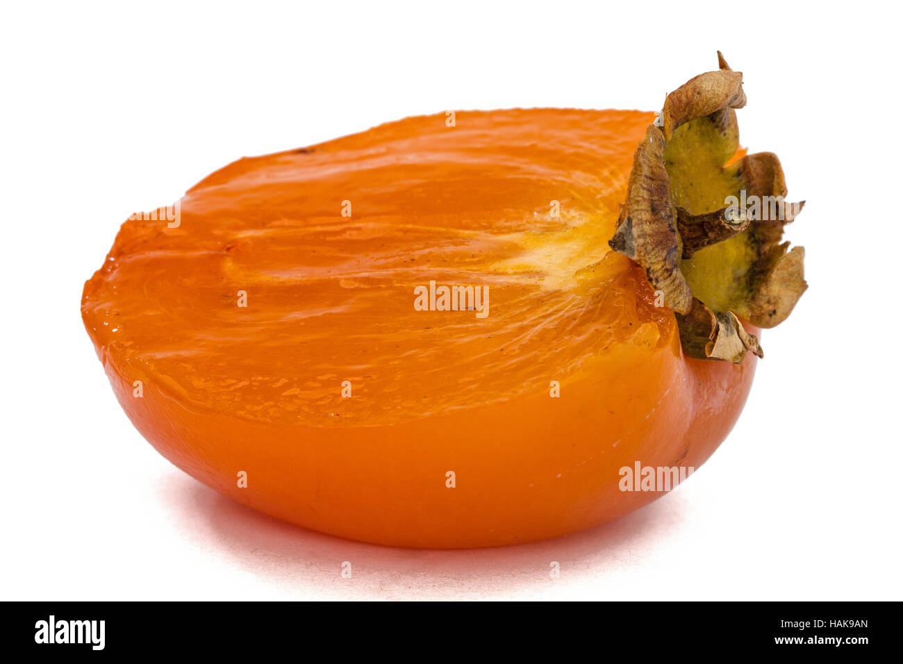 La metà della frutta persimmon, isolato su sfondo bianco Foto Stock