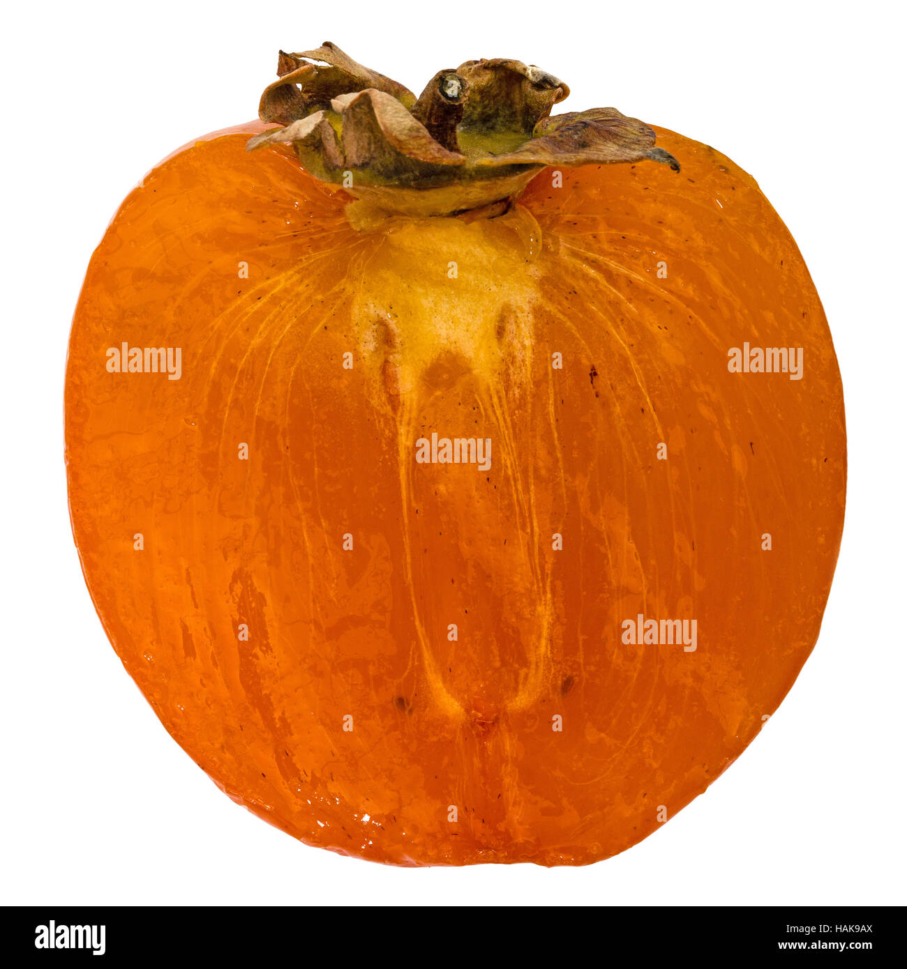 La metà della frutta persimmon, isolato su sfondo bianco Foto Stock