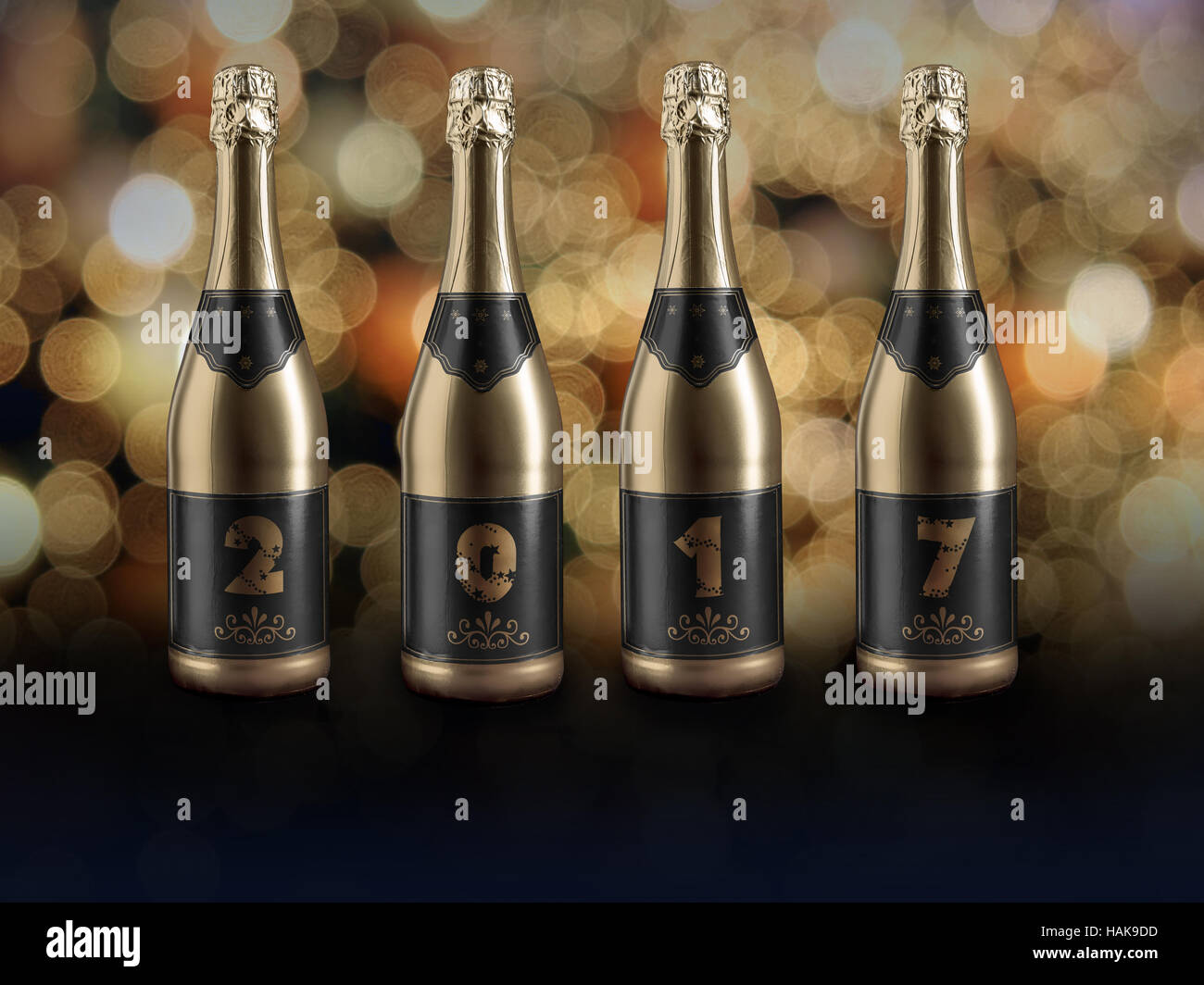 Fila di quattro bottiglie di champagne formando 2017 Anno Nuovo data contro sfondo sfocato Foto Stock