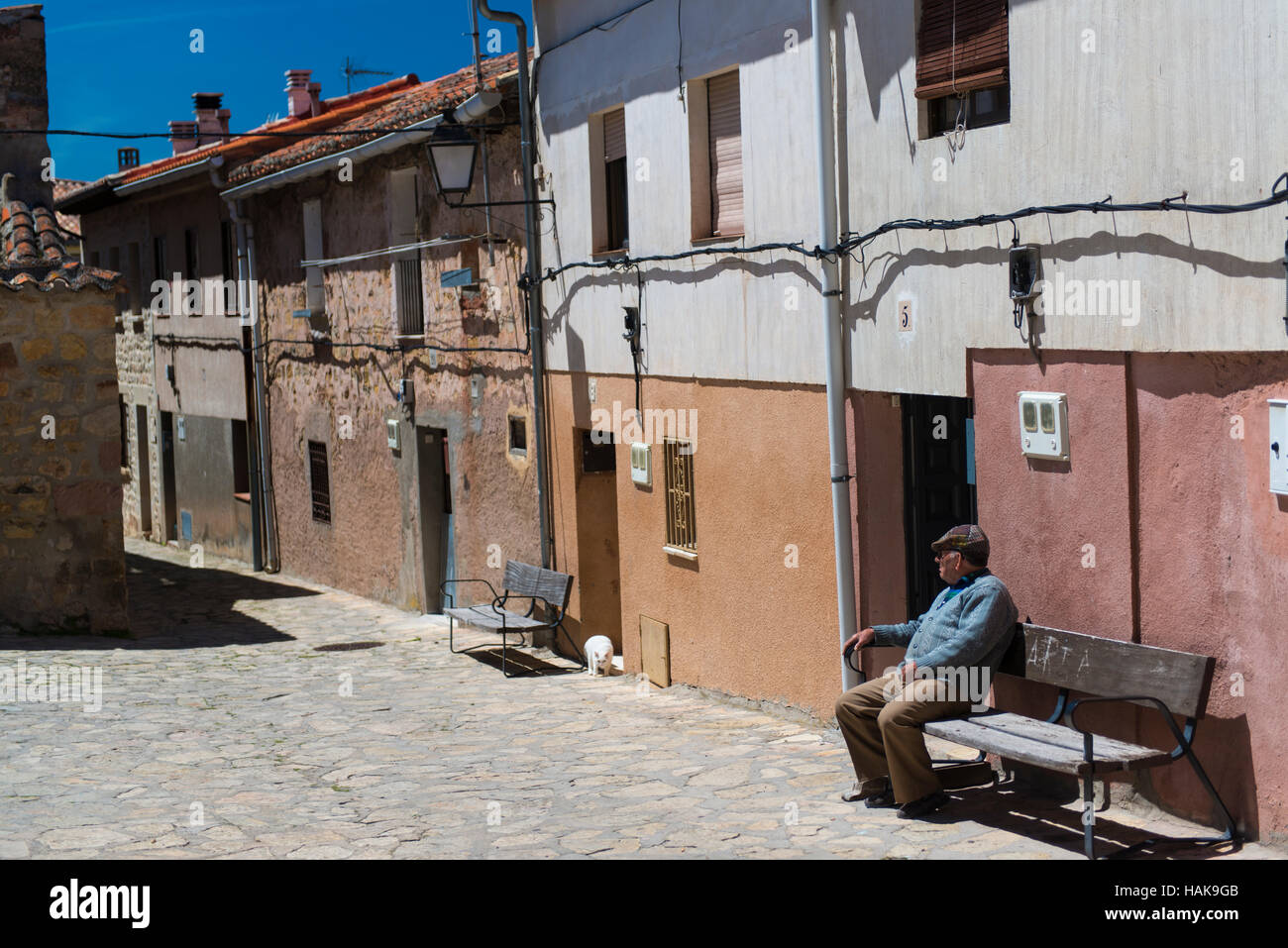 Sigüenza. Provincia di Guadelajara,. Spagna. Il vecchio uomo di prendere un periodo di riposo su una panchina ho il centro della città medievale Foto Stock