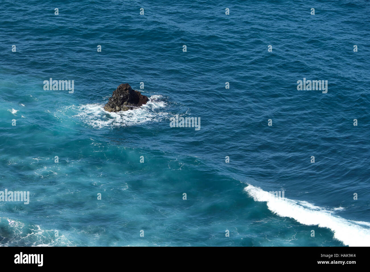 Antenna di oceano - onde colpire black rock Foto Stock