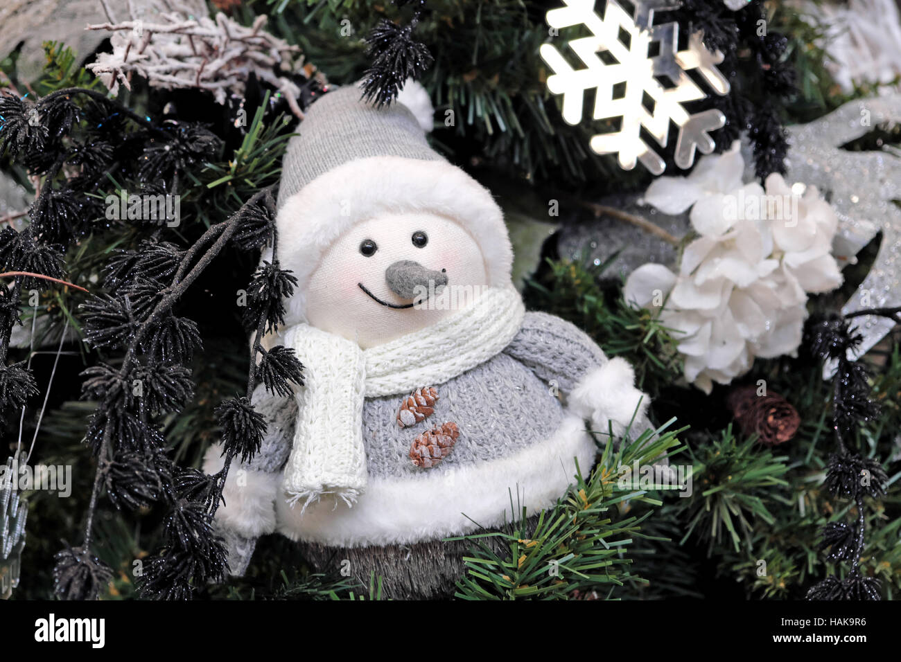 Carino pupazzo di neve in bianco Decorazione per albero di Natale Foto Stock