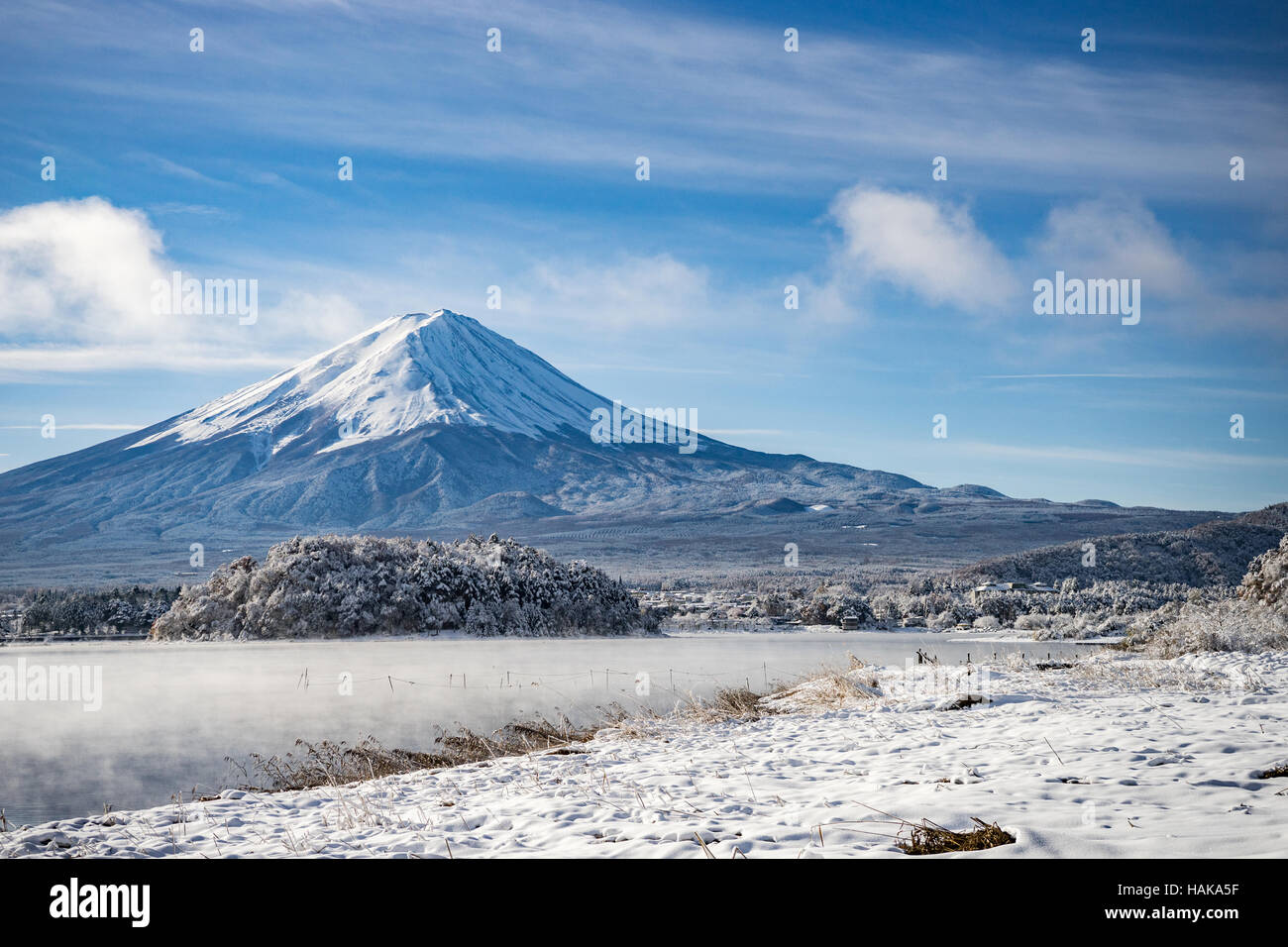 Japan travel,il Monte Fuji e neve al lago Kawaguchiko in Giappone. mt.fuji riflessione sull'acqua al mattino.mt. Fuji è luogo famoso per il Giappone in viaggio. Foto Stock