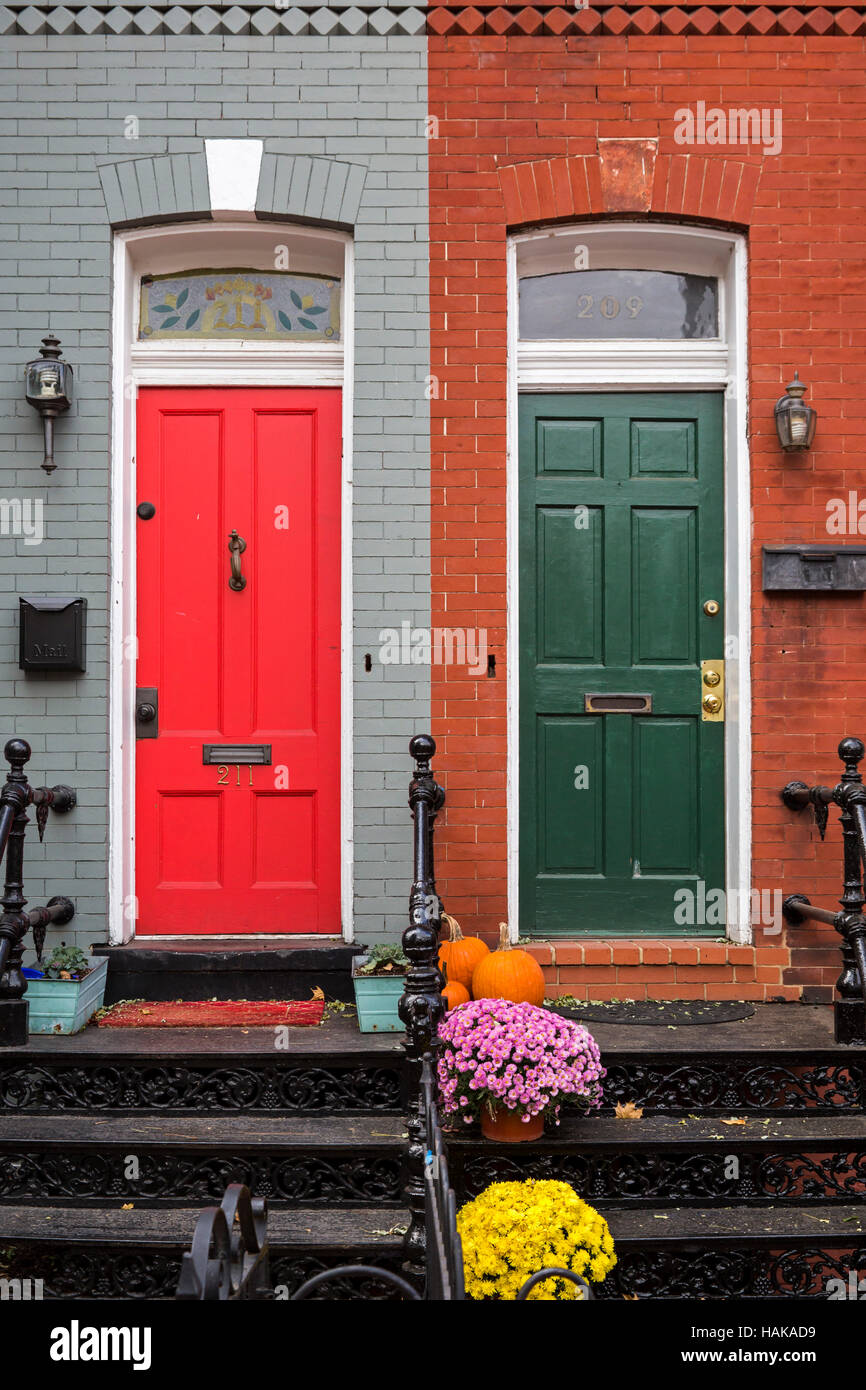 Washington, DC - case a schiera con il rosso e il verde delle porte anteriori su Capitol Hill. Foto Stock