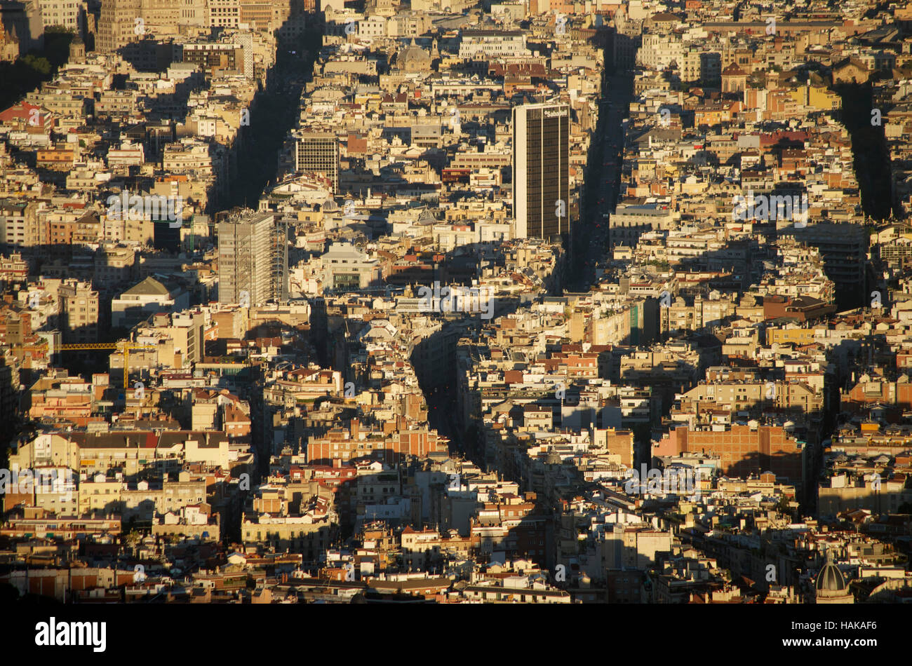 Vista aerea del centro di Barcellona con il Carrer de Balmes (centro) e Via Augusta (sinistra) e la Torre del Banco Sabadell visibile. Foto Stock