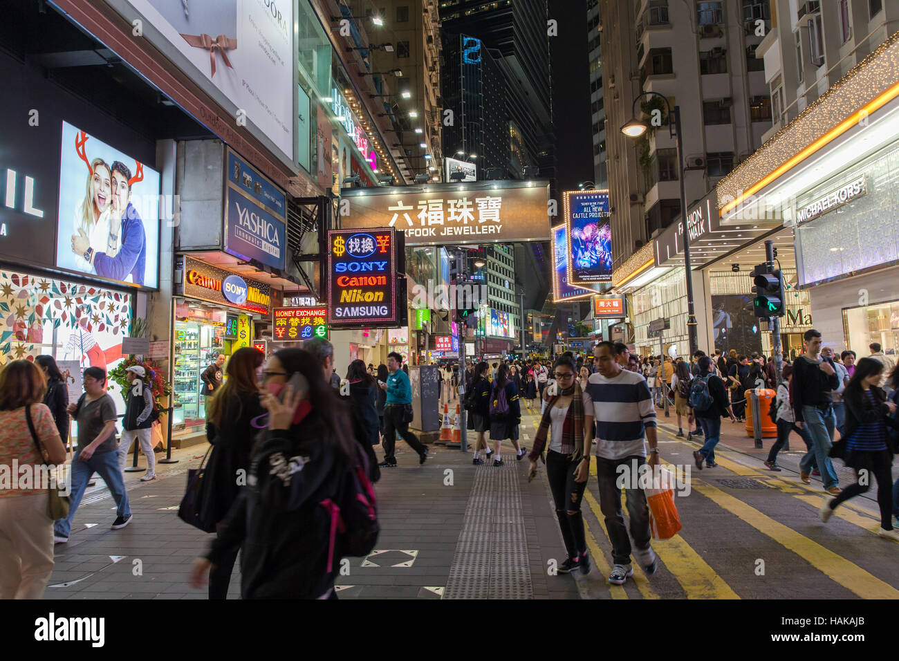 Hong Kong la strada affollata del quartiere dello shopping di notte Foto Stock