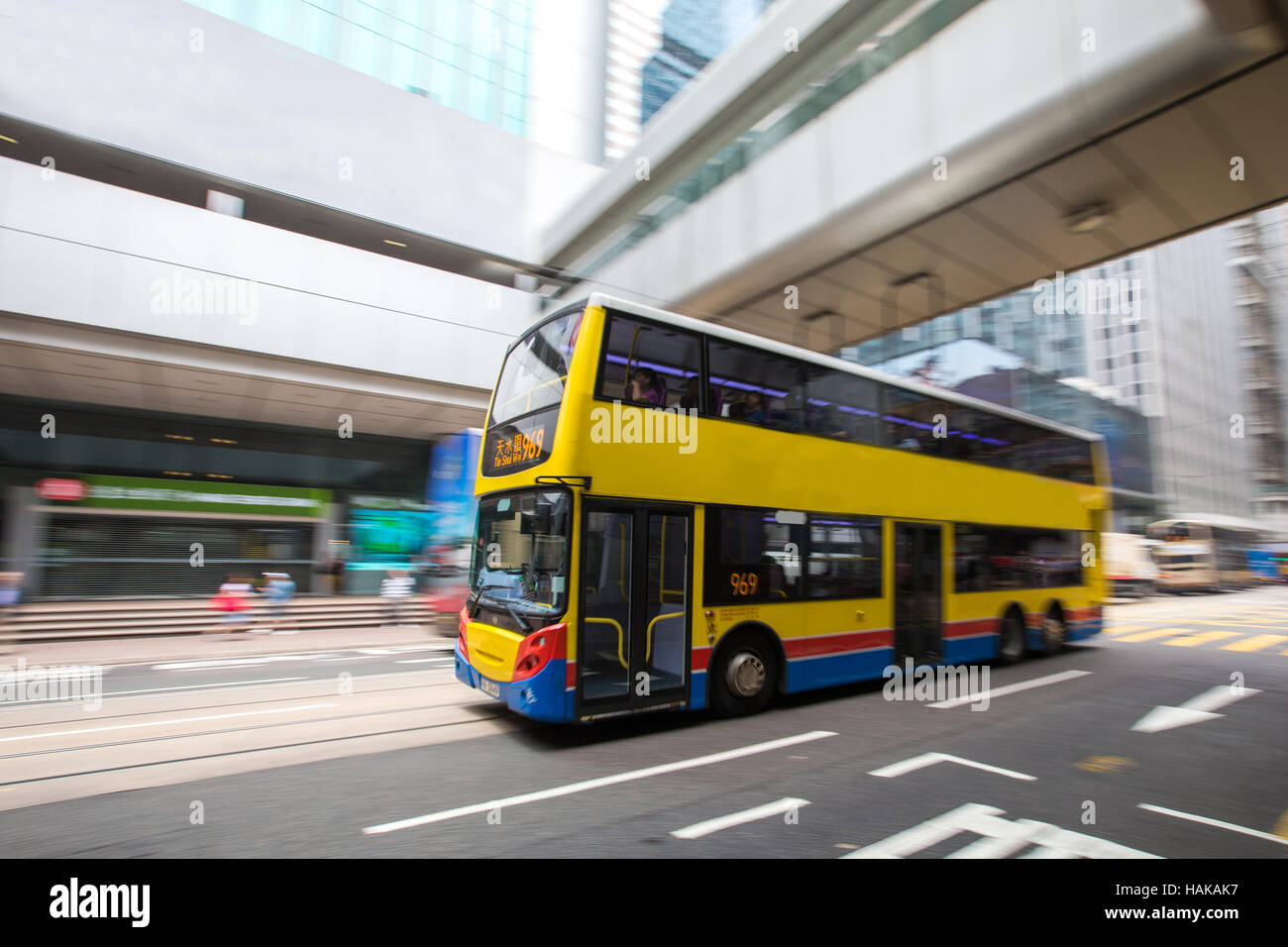 Viaggi in bus con moto sfocata presso la centrale di Hong Kong Foto Stock