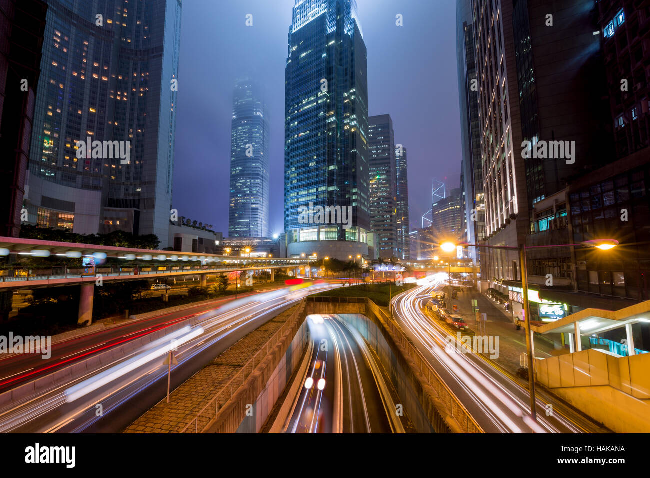 La nebbia di Hong Kong per il distretto centrale di notte con luce via Foto Stock