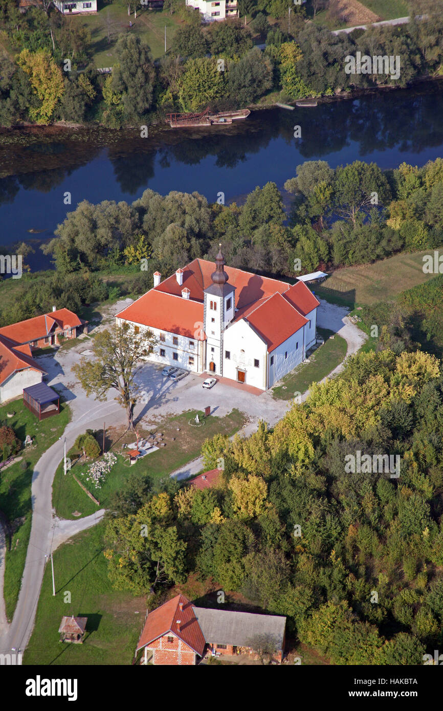 Chiesa parrocchiale di Nostra Signora della neve e del monastero Paolino in Kamensko, Croazia Foto Stock