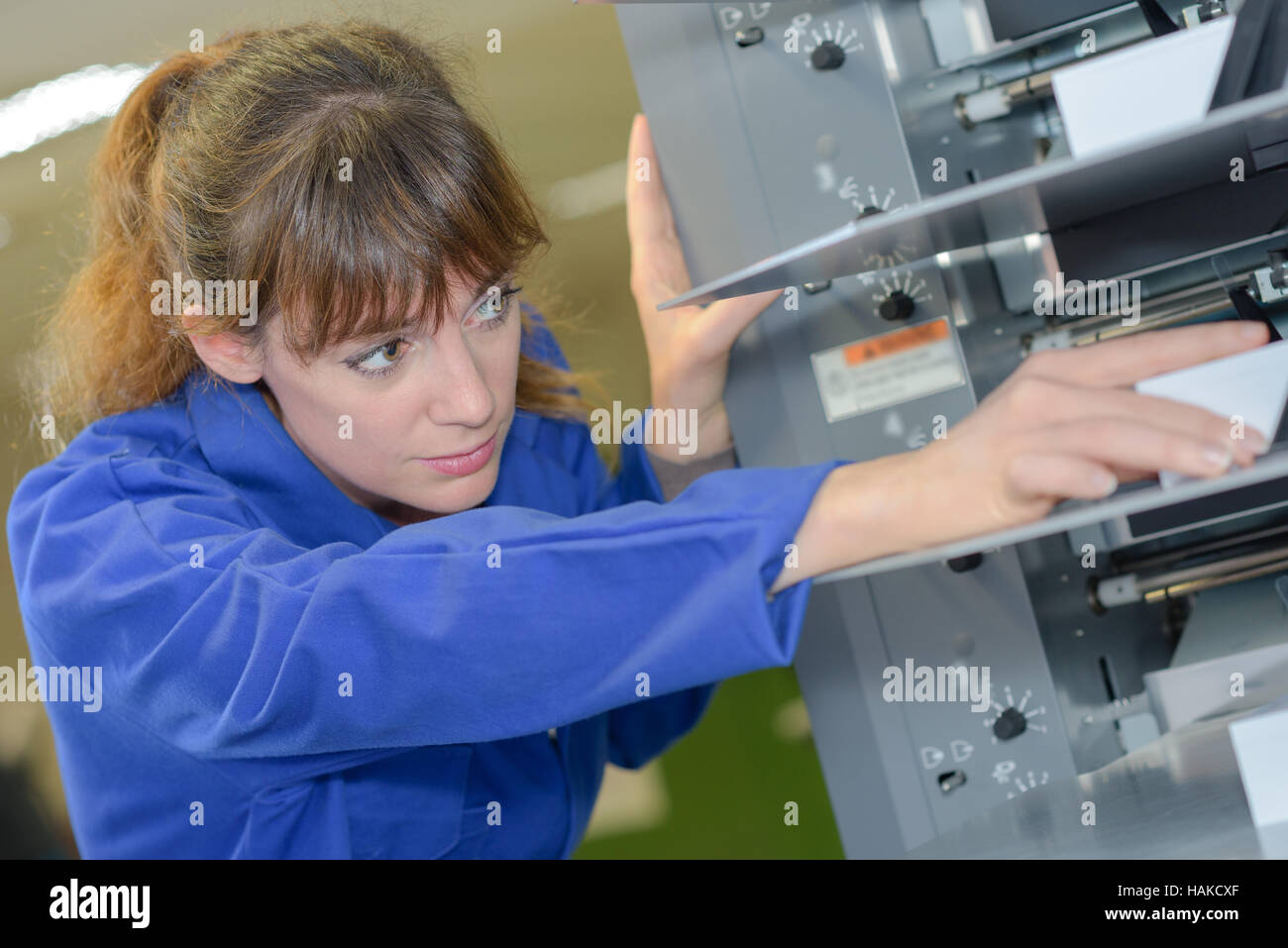Tecnico femminile il funzionamento della macchina Foto Stock