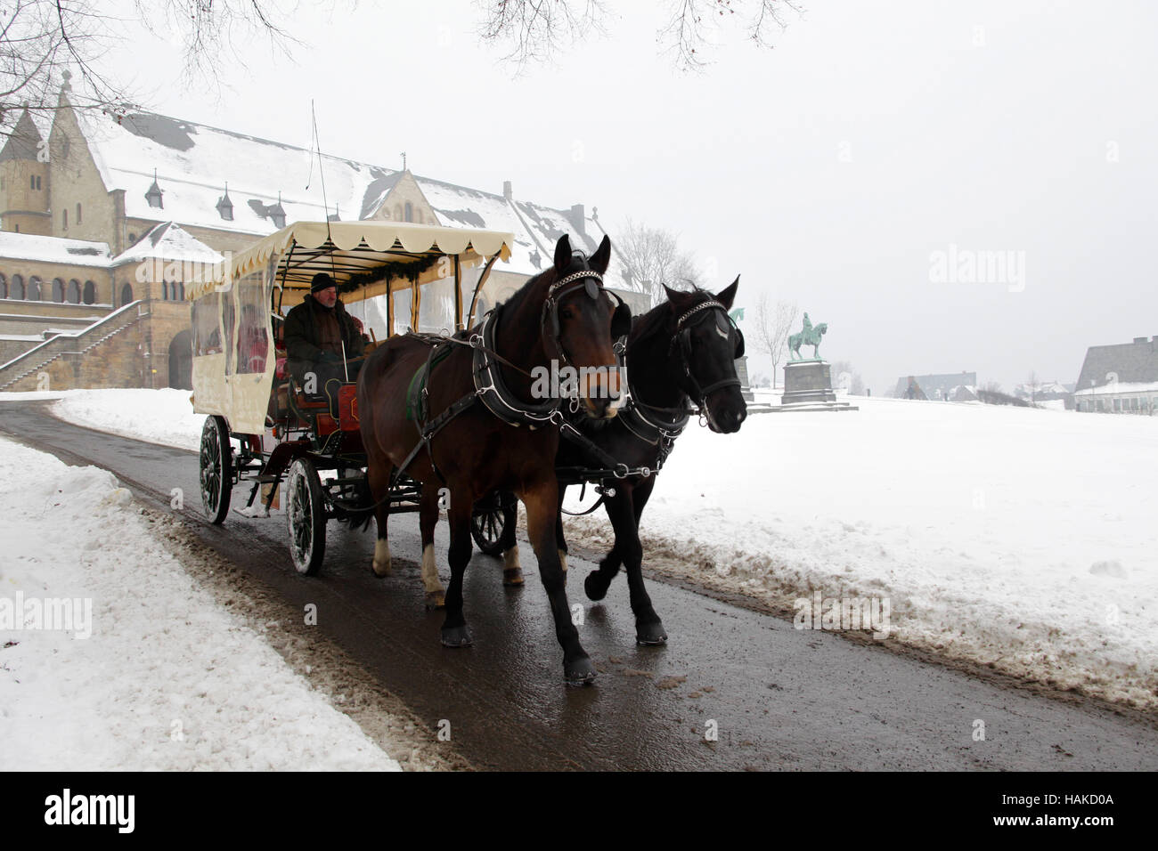 Goslar, Kaiserpfalz imperial Palace. Bassa Sassonia, Germania. Carrozza a cavallo di fronte al palazzo. Foto Stock