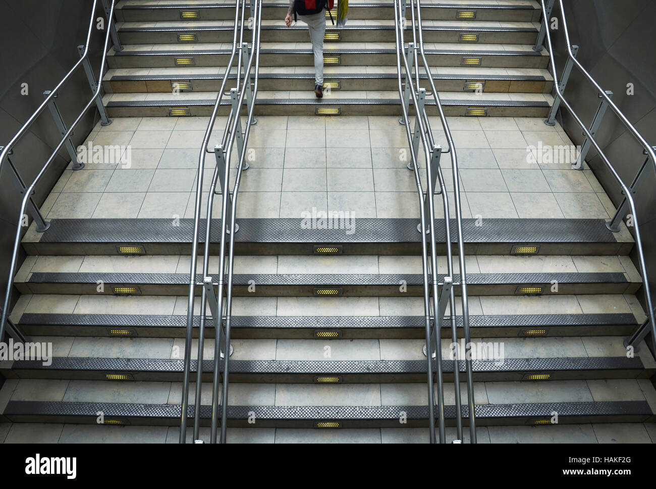 Stazione ferroviaria di scale con ringhiere in metallo presso la stazione di Paddington a Londra in Inghilterra Foto Stock