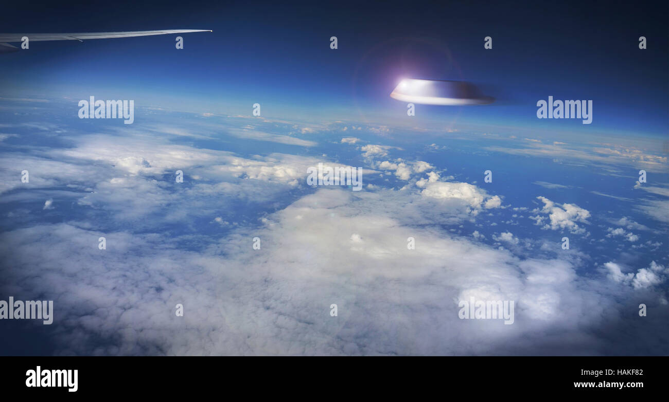 Vista di UFO al di fuori della finestra di aeroplano Foto Stock