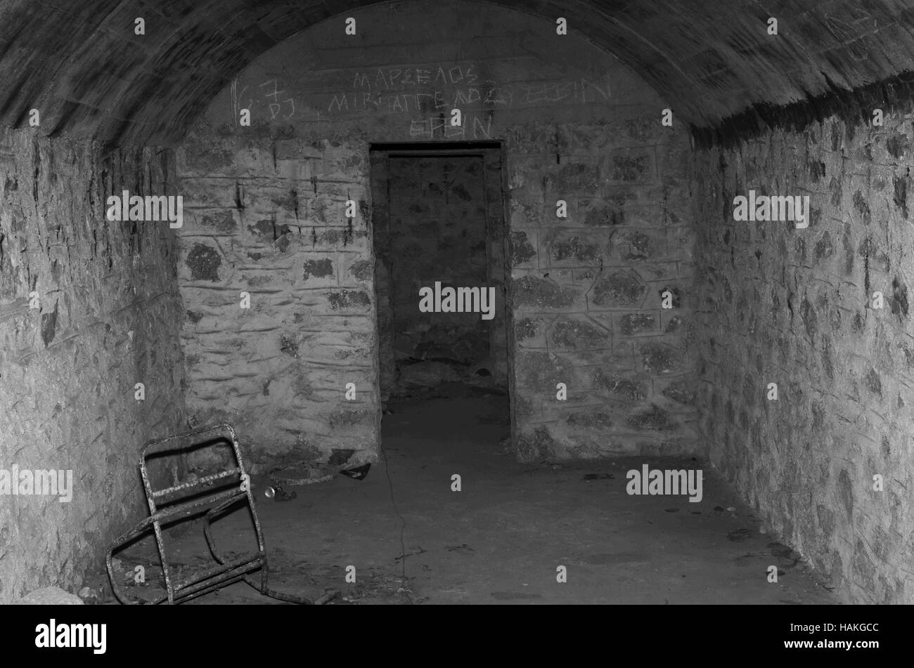 Esplorazione urbana nei bunker dell'ex seconda guerra mondiale ad Atene, in Grecia Foto Stock Esplorazione urbana nei bunker dell'ex seconda guerra mondiale ad Atene, in Grecia Foto Stock