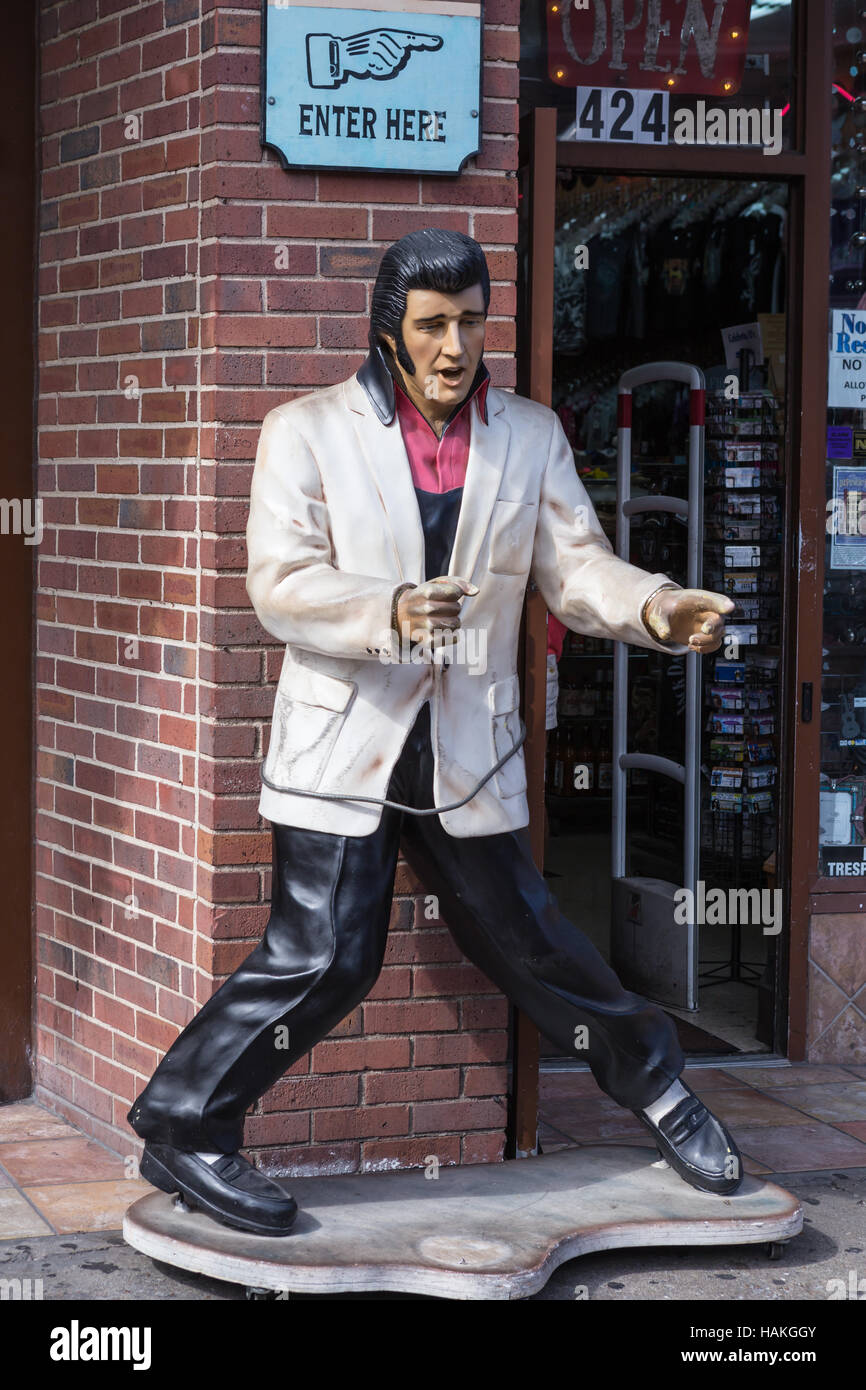 Una statua di Elvis Presley sorge al di fuori delle leggende doni store su Honky Tonk fila sul lower Broadway a Nashville, nel Tennessee. Foto Stock