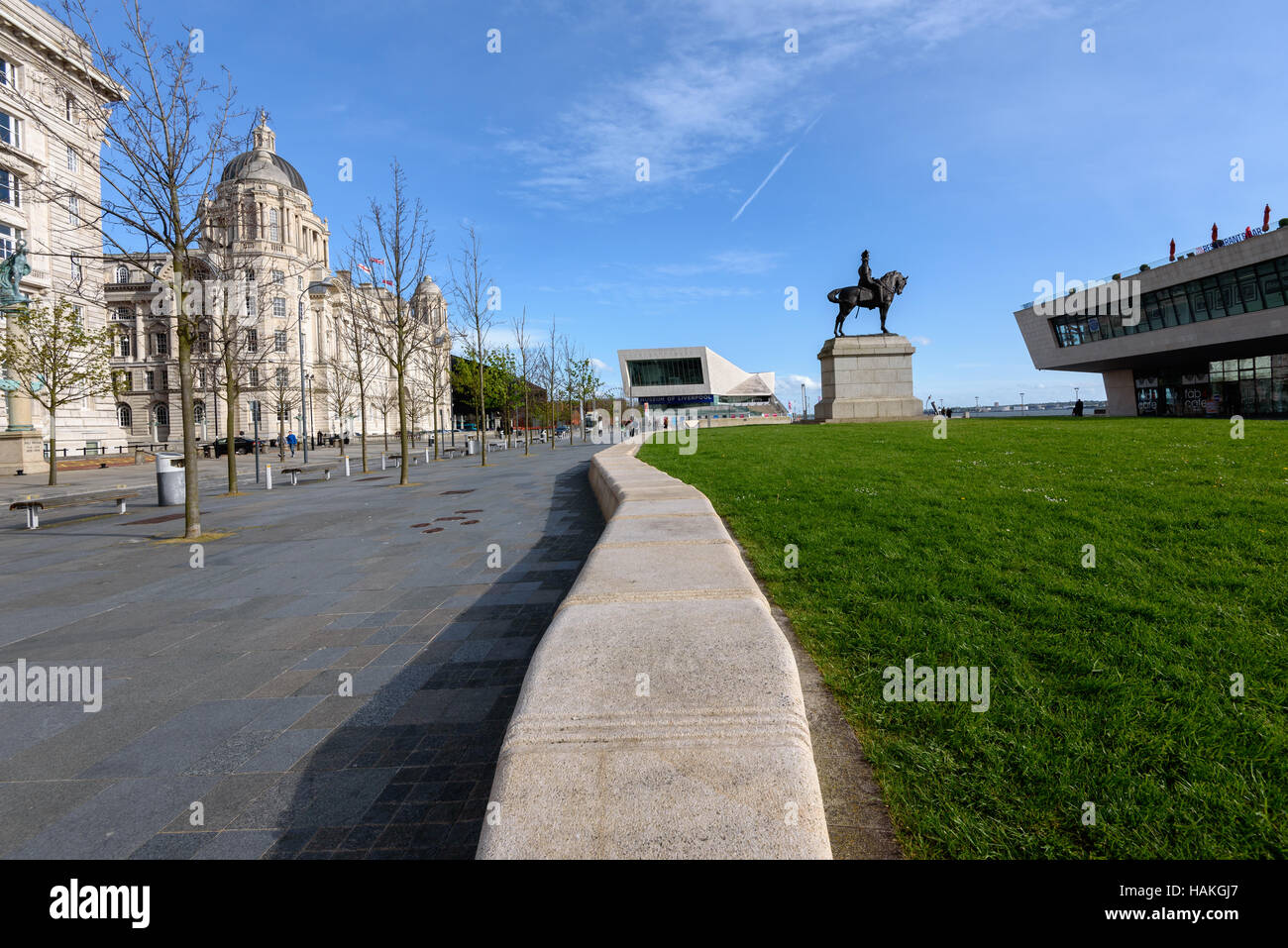 Liverpool Waterfront con la statua equestre del re Edward VII e il porto di Liverpool building Foto Stock