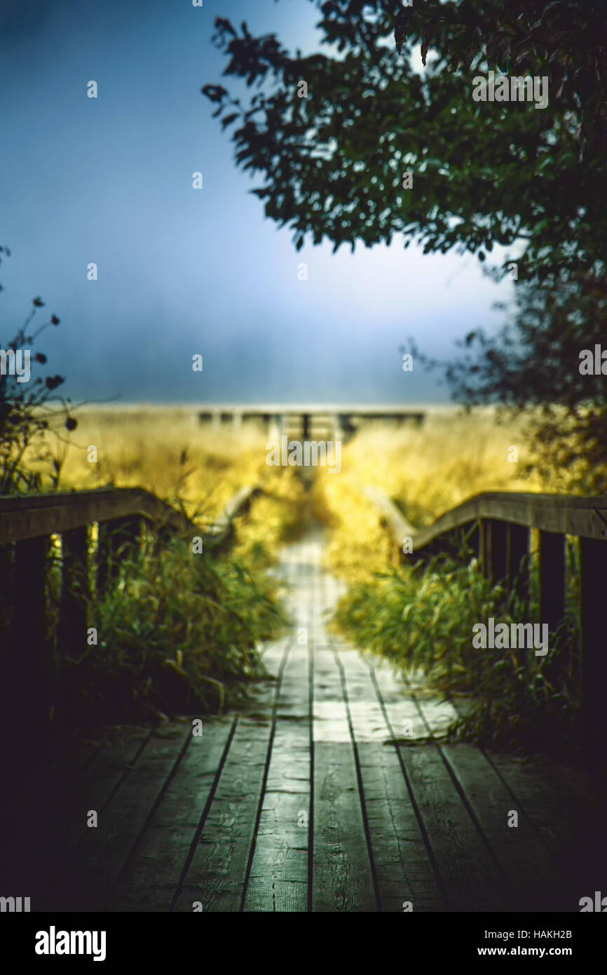 Quando il sole di mattina è nebbia di fusione di distanza Foto Stock