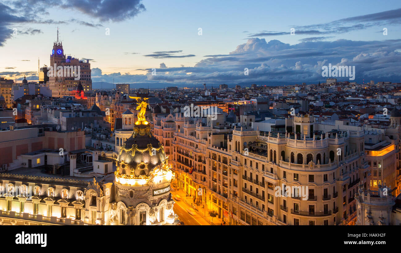 Tramonto panoramico vista sulla Gran Via, la strada principale dello shopping di Madrid. Foto Stock