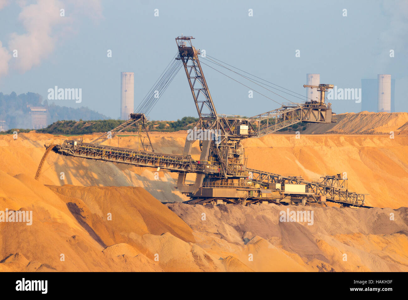 Del macchinario minerario in un carbone marrone miniera a cielo aperto. Sullo sfondo sono le piante di potere. Foto Stock