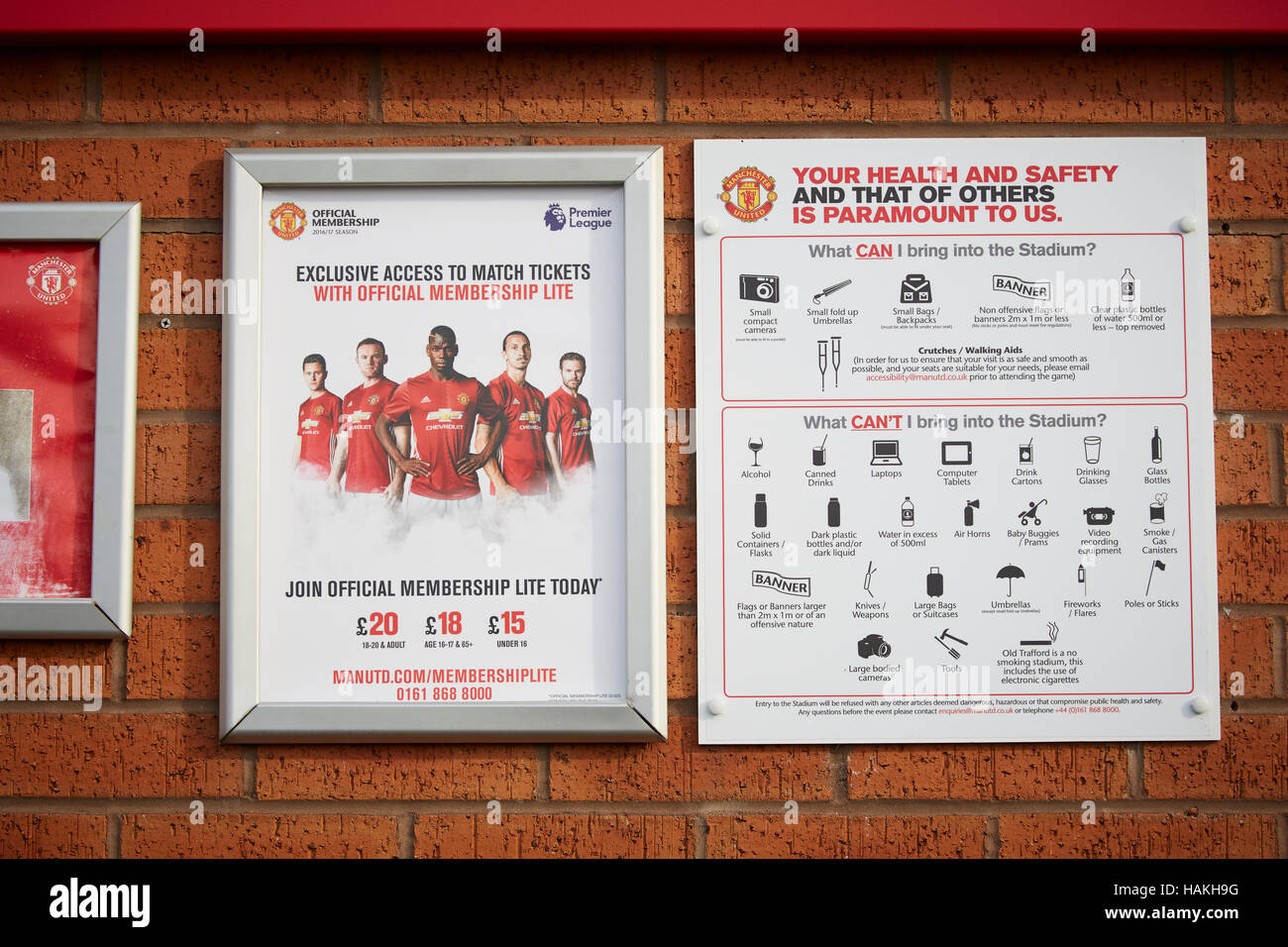 Il Manchester United Sir avviso MUFC stadio Old Trafford football club salute sicurezza avviso portare in non oggetti vietati articoli segno displaye Foto Stock