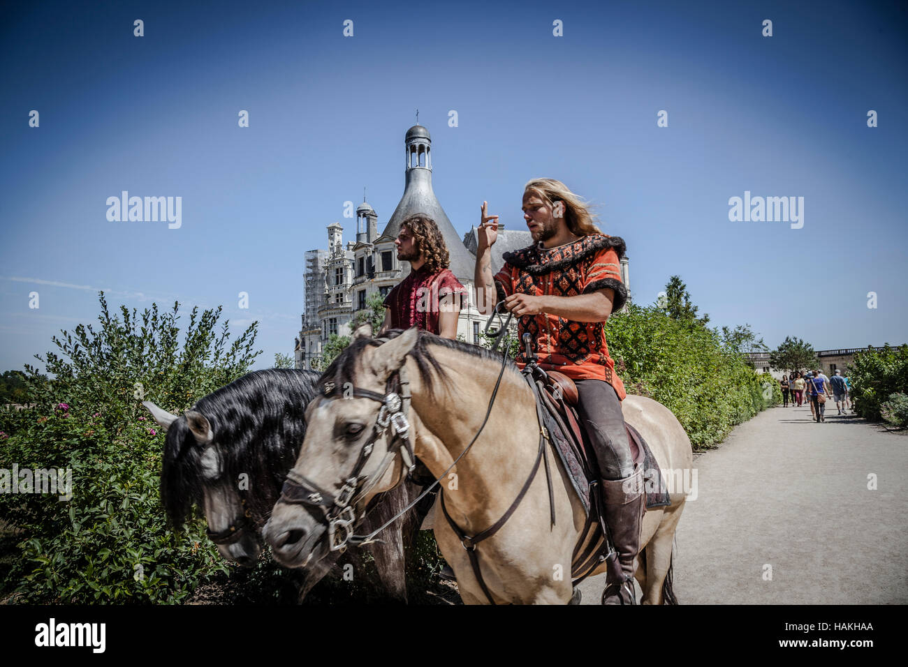 Gli uomini in abiti antichi a cavallo contro lo sfondo del Castello Reale di Chambord Foto Stock