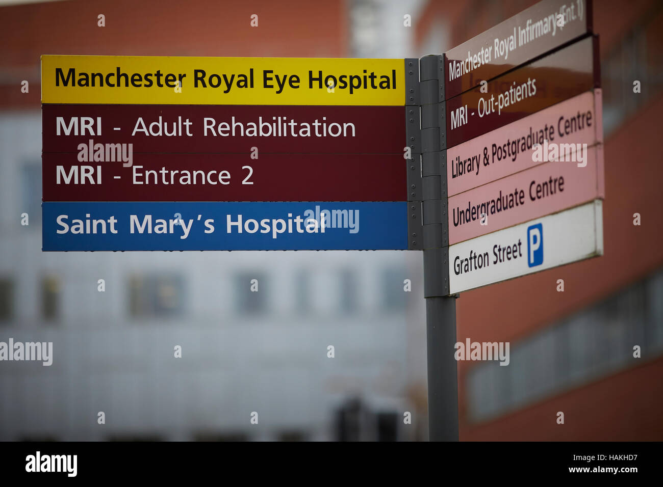Manchester segni dell'Ospedale Universitario occhio Royal Infirmary MRI ingresso St Saint Mary's carl simbolo di parcheggio avviso direzioni di puntamento bacheca NHS Foto Stock
