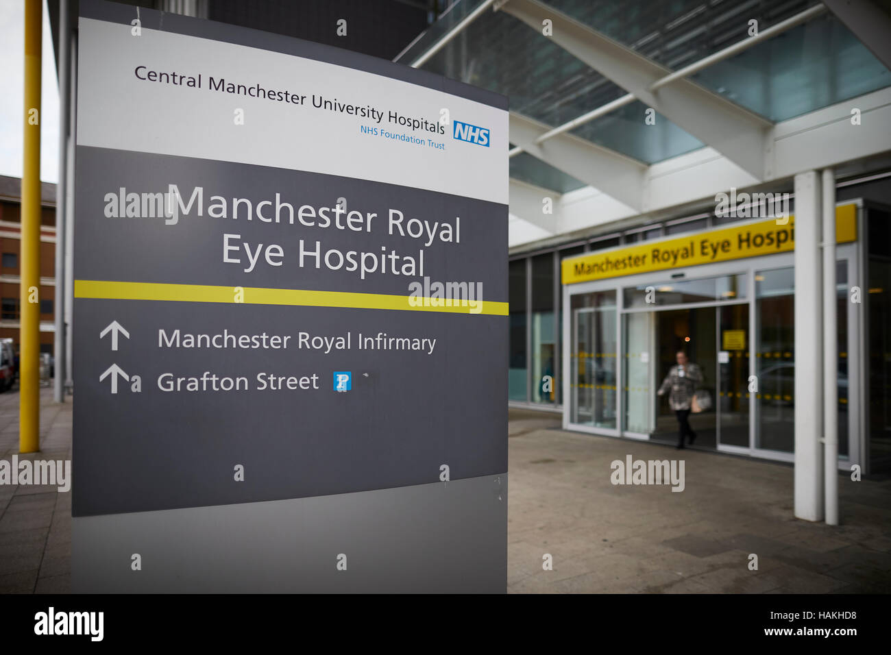 Ospedale di Manchester segni ingresso Università Royal Eye MRI infermeria ingresso St Saint Mary's carl simbolo di parcheggio avviso direzioni di puntamento avviso b Foto Stock