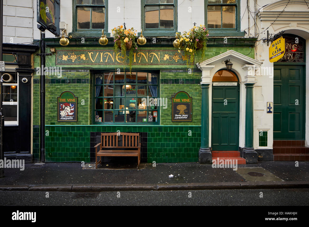 Manchester pub anteriore esterna per Vine Inn Pub public house free birra ale di alcool bere alcolici Watering Hole edificio ubriaco landmark building archit Foto Stock