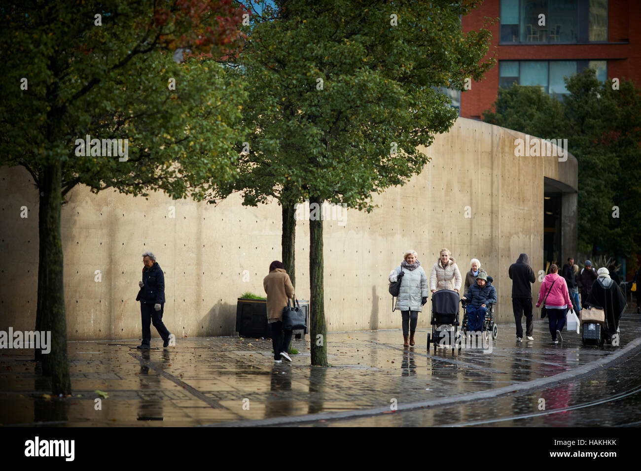 Manchester Piccadilly gardens parete' modernistica design cemento grigio parete divisoria doppiato il muro di Berlino pioggia umido architetto giapponese Tadao Ando tirato Foto Stock
