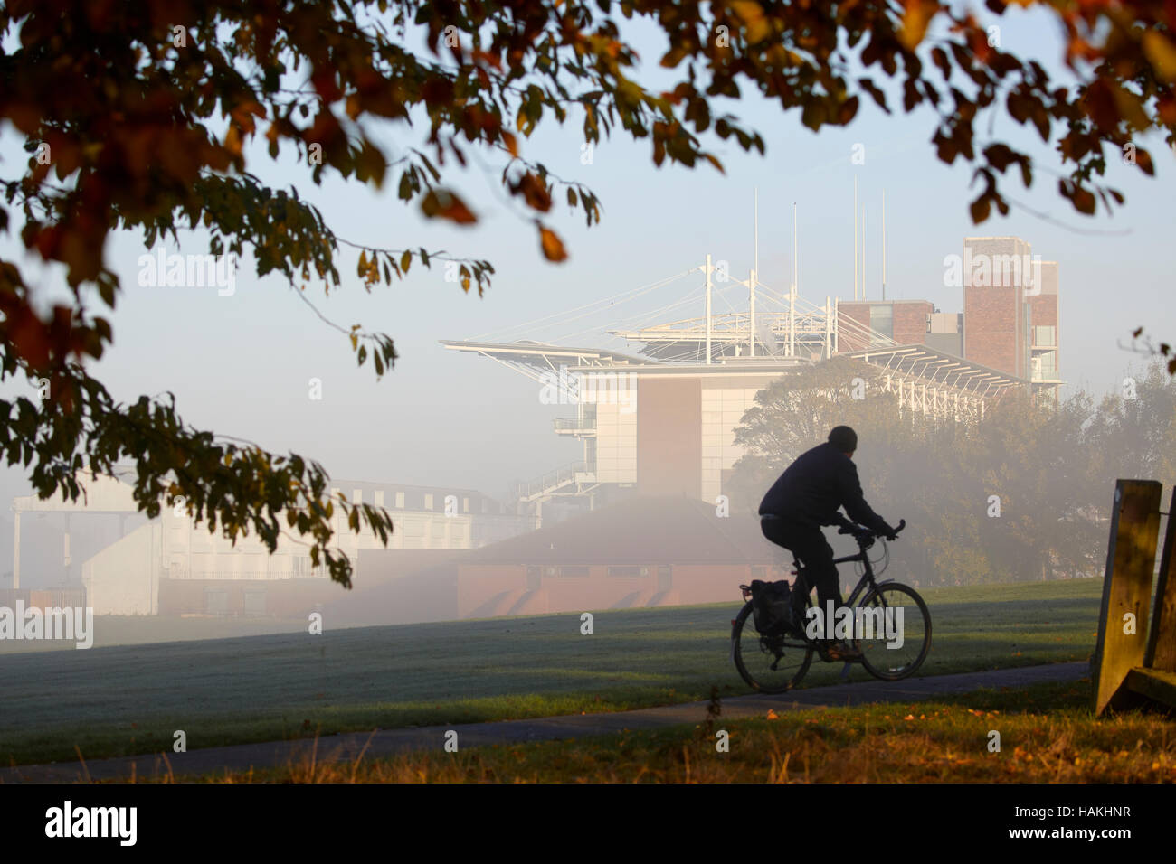 York Racecourse nebbia nebbia cavalli non chiuso meteo stand corso via field Stadium di stadi di massa passo venue luogo sportivo home la struttura architectu Foto Stock