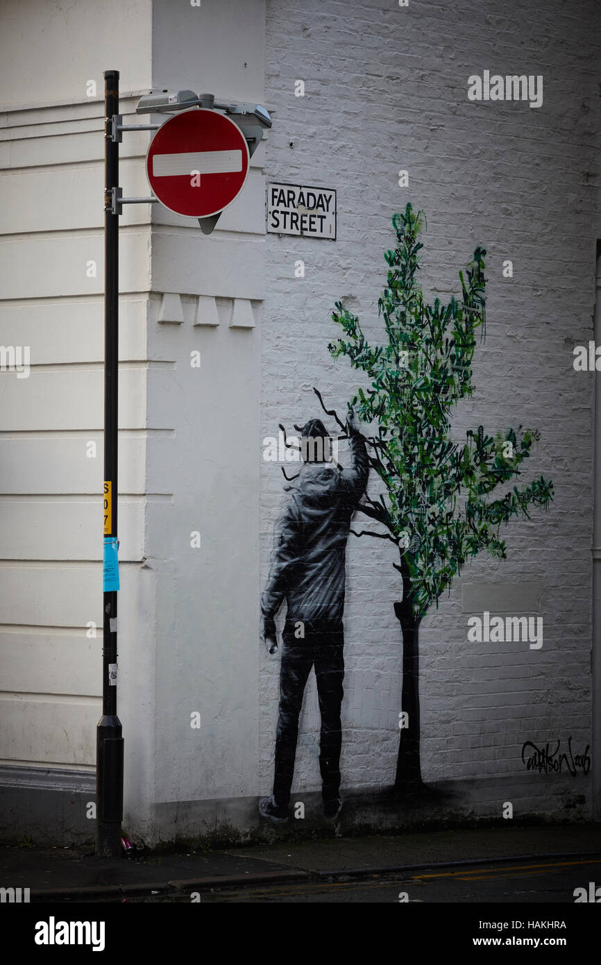 Manchester Northern Quarter street art stencil leva Ancoats street felpa con cappuccio albero art graffiti murali strada Faraday nessuna voce Foto Stock