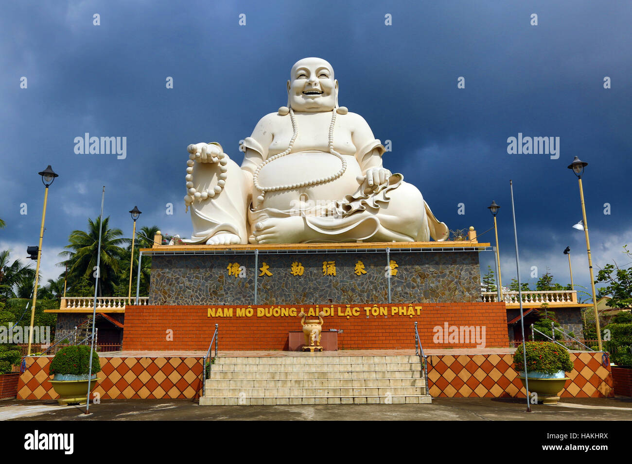 Gigantesca statua del Buddha a Vinh Trang tempio buddista, vicino a My Tho, Delta del Mekong, Vietnam Foto Stock