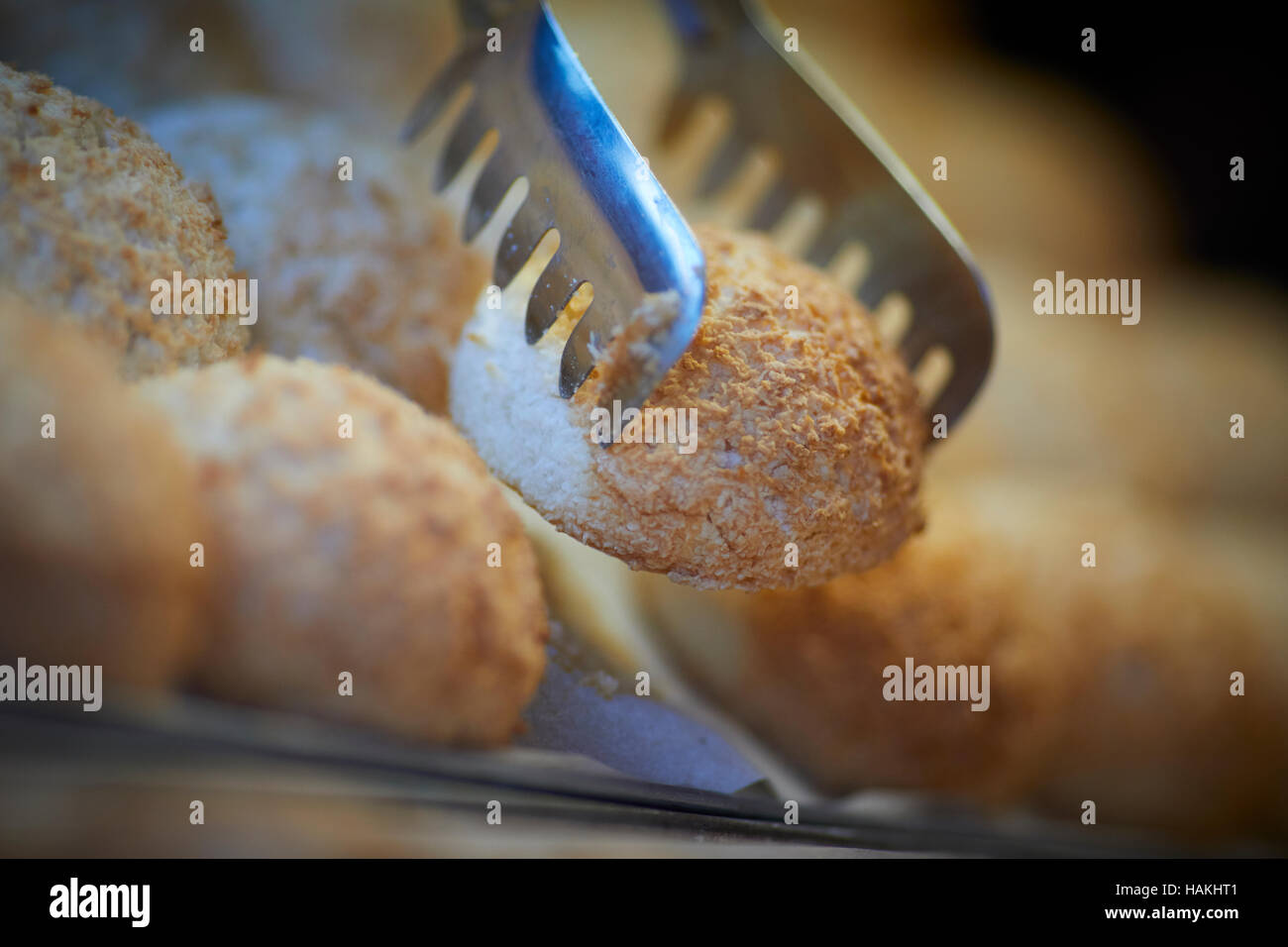 Amaretto di cocco tanga picking Natale xmas festoso mercato stagionale bancarelle del mercato regalo bazaar venditore commerciante commercianti negozi indipendenti di acquirenti s Foto Stock