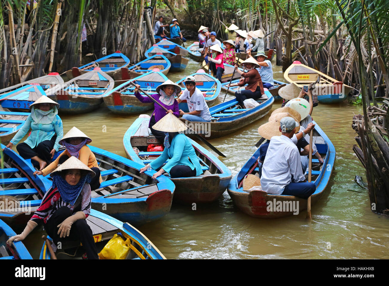 Persone in Sampan barche su canali sulla biella (LAN) Unicorn Island, vicino a My Tho, Delta del Mekong, Vietnam Foto Stock