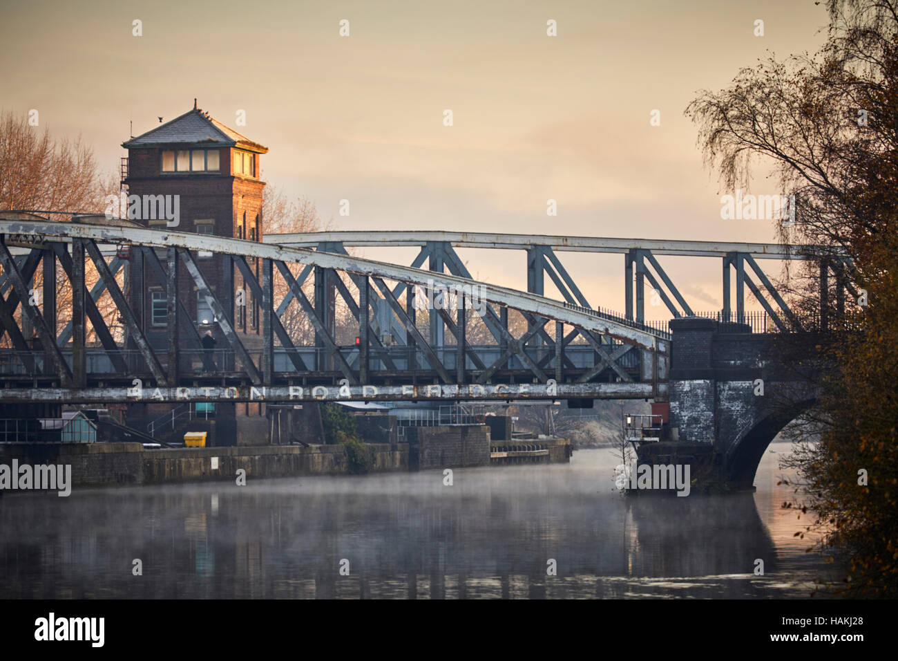 Barton Road Swing Bridge Road Bridge Manchester Ship Canal Trafford copyspace leggera nebulizzazione piuttosto landmark pittoresco scenic Barton Acquedotto Swing ca Foto Stock